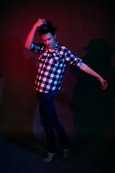 Dansande kille med rött och blått ljus — Stockfoto