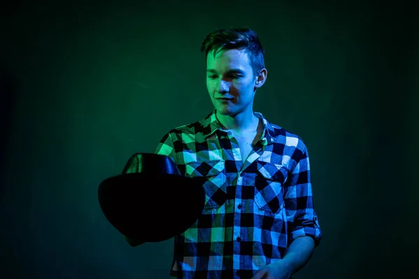 Un jeune homme danse en studio avec un feu bleu et vert — Photo