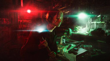 Kıyametten sağ kurtulan bir adam elinde baltası ve el fenerleriyle terk edilmiş tozlu bir bodrumda saklanıyor. Kırmızı ve yeşil ışıkla aydınlatılıyor.