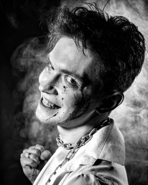 Saldırgan bir adamın siyah arka planda doğrudan kameraya bakan siyah-beyaz kontrastlı portresi.