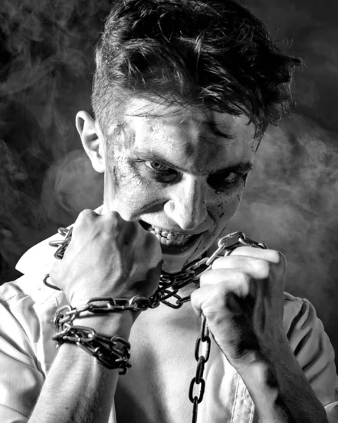 Portrait noir et blanc d'un maniaque avec du sang sur le visage sur un fond sombre — Photo