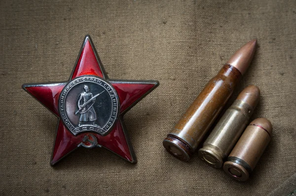 Орден Червоної зірки і боєприпаси — стокове фото