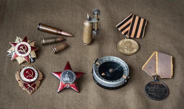 Ordres, médailles, boussole, briquet, munitions réelles — Photo