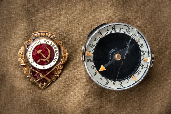 Distintivo dell'ordine sovietico Eccellente Scout e bussola militare — Foto Stock