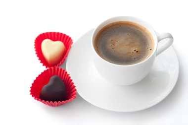 Fincan kahve ve iki kalp şeklinde çikolata