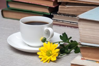 Fincan kahve ve sarı çiçek