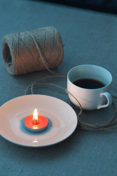Šálek kávy a svíčka — Stock fotografie