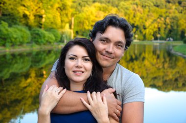 Mutlu çift, göl kenarında bir dinlenme vardır. Park açık havada