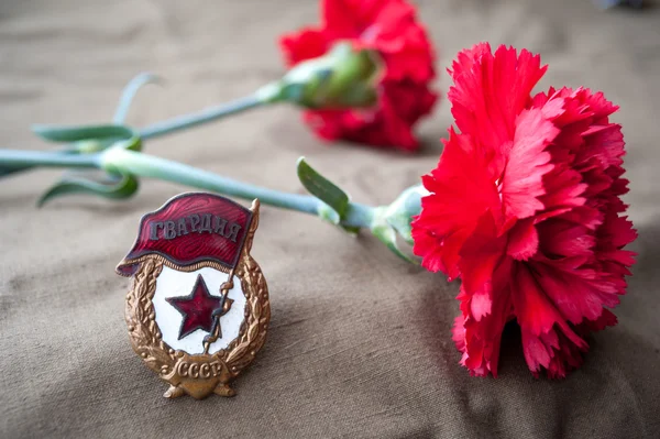 Badge des gardes soviétiques et deux œillets rouges — Photo
