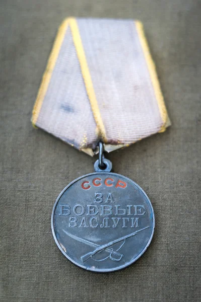 Medalha Soviética para o Serviço de Combate e dois cravos vermelhos — Fotografia de Stock