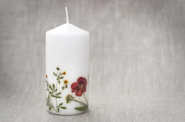リネンの布に花の標本が付いている蝋燭 — ストック写真