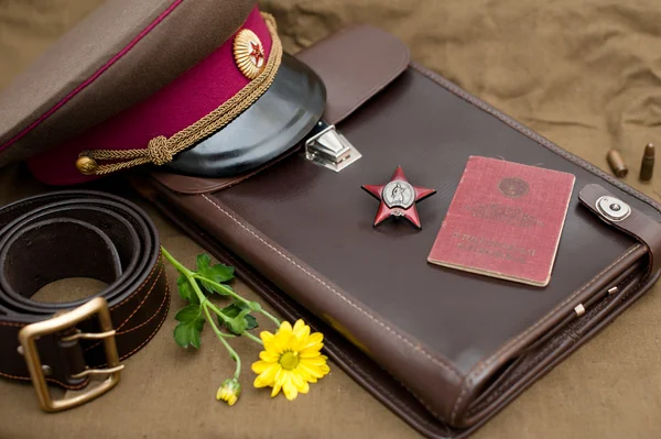 Bodegón con objetos vintage dedicados al Día de la Victoria. Orden de la Estrella Roja Imagen de archivo