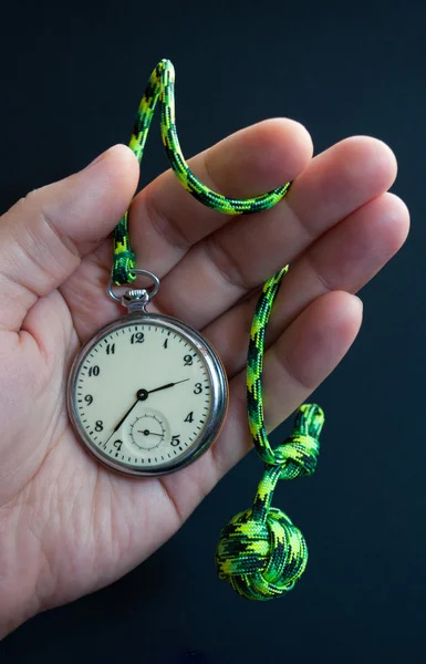 Montre de poche à portée de main — Photo