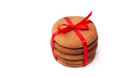 Kırmızı kurdele ile gingerbread çerezleri kazık.