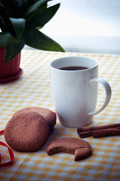 Cup of coffee and gingerbread cookies on the table. — Stock Photo, Image