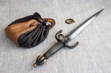 yarı değerli taşlar ile daga ve deri çanta.