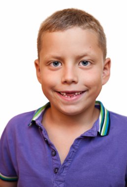 İki ön diş olmadan küçük boy gülümseyerek.