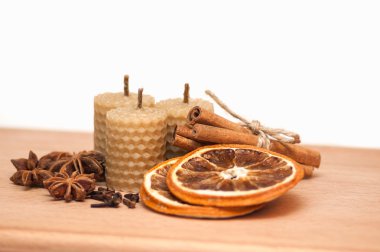 Ahşap üzerine mumlar.