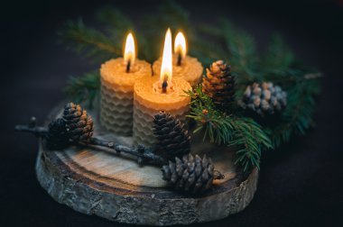 Mumlar yanan ile dekoratif Noel kompozisyon.