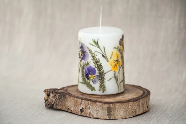 Свеча с цветами гербария . — стоковое фото