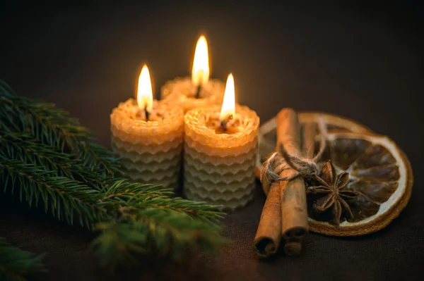Decoratieve Kerstmis samenstelling met kaarsen branden. — Stockfoto