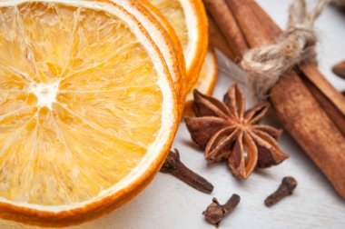 kurutulmuş portakal, anason, tarçın, karanfil.