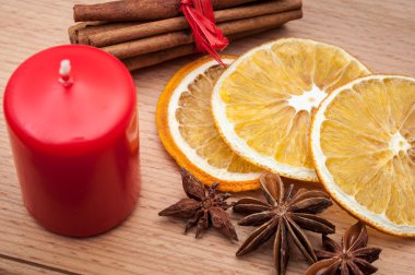 Noel kompozisyon - mumlar, kurutulmuş portakal, anason.