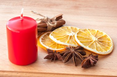 Mumlar, kurutulmuş portakal, anason, tarçın.