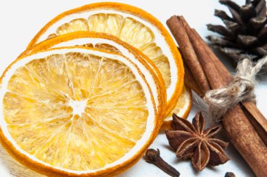 Noel kompozisyon - kurutulmuş portakal, anason, tarçın, karanfil.