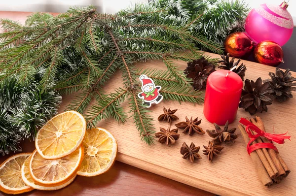 Рождественская композиция - конусы, сушеный апельсин, анисе, корица . — стоковое фото