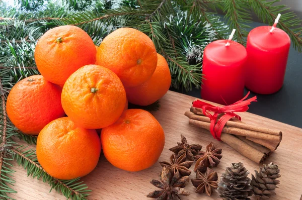 Christmas sammansättning - ljus, kottar, apelsin, kanel, fir trädgren. — Stockfoto