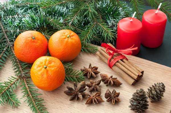 Christmas sammansättning - ljus, kottar, apelsin, kanel, fir trädgren. — Stockfoto