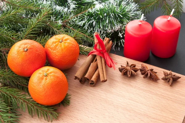 クリスマス組成 - キャンドル、オレンジ、シナモン、モミの木の枝. — ストック写真