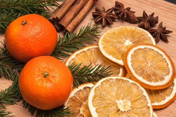 Composición navideña - conos, naranja, anís, canela, rama de abeto . —  Fotos de Stock