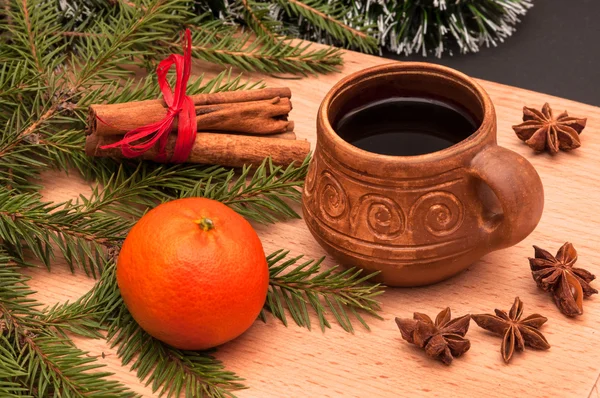 Christmas sammansättning - kaffe, torkad apelsin, kanel, anis, fir trädgren. — Stockfoto