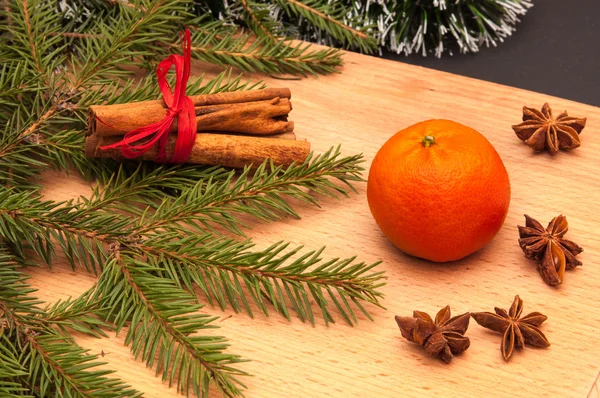 Christmas sammansättning - orange, anis, kanel, fir trädgren. — Stockfoto