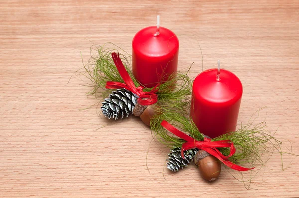 Рождественская композиция свечи, конусы, желуди . — стоковое фото