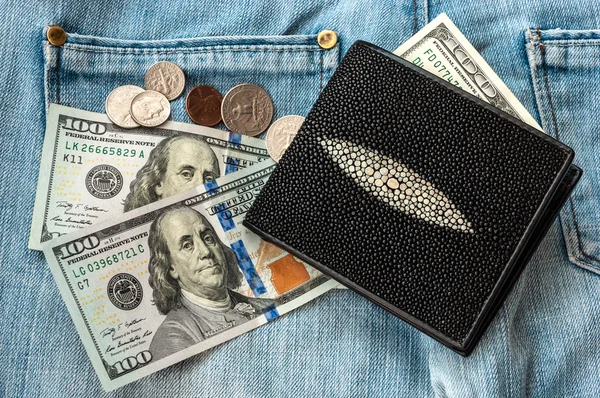 Dinero del bolso. sobre fondo jeans . — Foto de Stock
