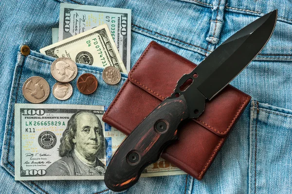 Dinero del bolso. sobre fondo jeans . — Foto de Stock