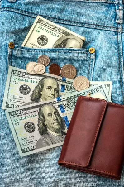 Dinero del bolso. sobre fondo jeans . — Foto de Stock