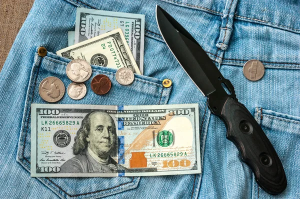 Dinero, cuchillo en jeans — Foto de Stock