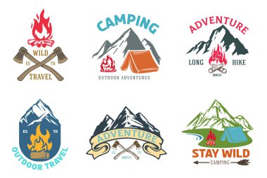 Toplama şablonları dış seyahatlerin bileşimi, rozet, etiket, yamalar veya antika tarzında amblemler için maceralar. Turizm için tasarım konsepti. Vektör illüstrasyonu.