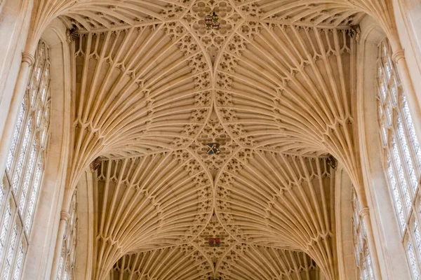 Güneşli bir günde Bath Abbey 'deki gotik taş kasasının ayrıntıları.