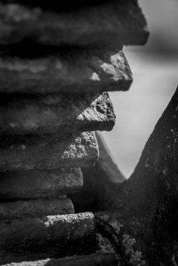 Güneşli bir günde eski paslı metal dişlilerin ayrıntıları