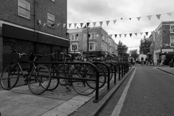 Güneşli bir yaz gününde Notting Hill 'de bisiklet parkının geniş açılı görüntüsü.