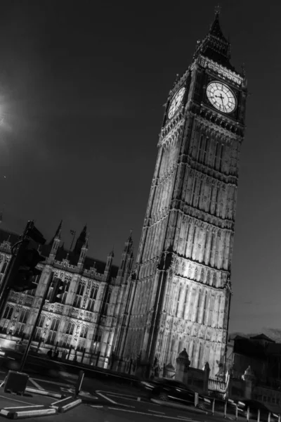 Gece Big Ben 'in alçak açılı görüntüsü