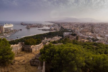 Gibralfaro Kalesi 'nden Malaga Limanı