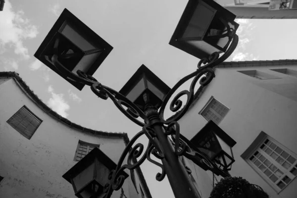 Low Angle Pohled Pět Starých Kovových Pouličních Světel Úzké Uličce — Stock fotografie