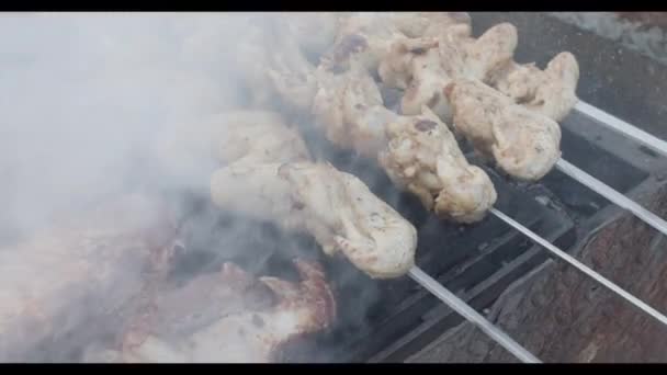 厨师在烤架上准备肉 — 图库视频影像