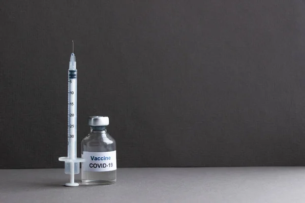 covid-19 aşı ve şırıngayla iğne.